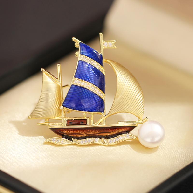 ブローチ メンズ レディース ユニセックス 帆船 ヨットモチーフ 金メッキ 淡水パール ジルコニア エポ..