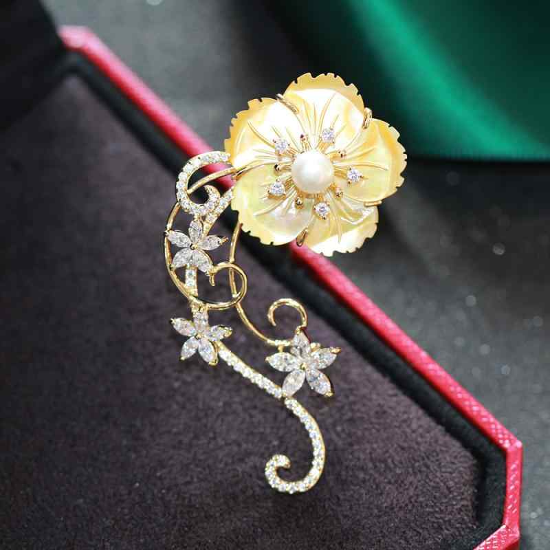 ブローチ レディース 天然黄蝶貝 彫刻花柄 バラ 花モチーフ レトロ クラシカル エレガント 個性的 高級感 豪華 銅製 ゴールドカラー ギフト 記念品