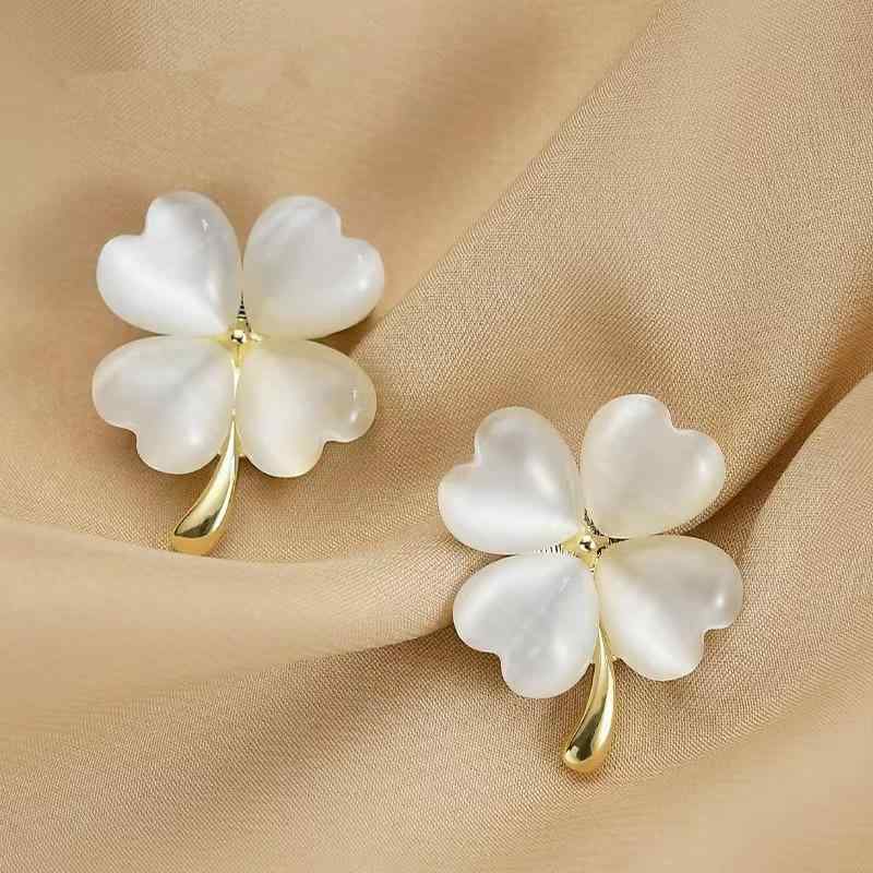 ブローチ 女性用 クローバー モチーフ 合金製 ホワイト ピンク グリーン 固定用 露出防止 シャツ スーツ アクセサリー 多機能 おしゃれなデザイン インスタ映え カジュアルスタイル 個性派