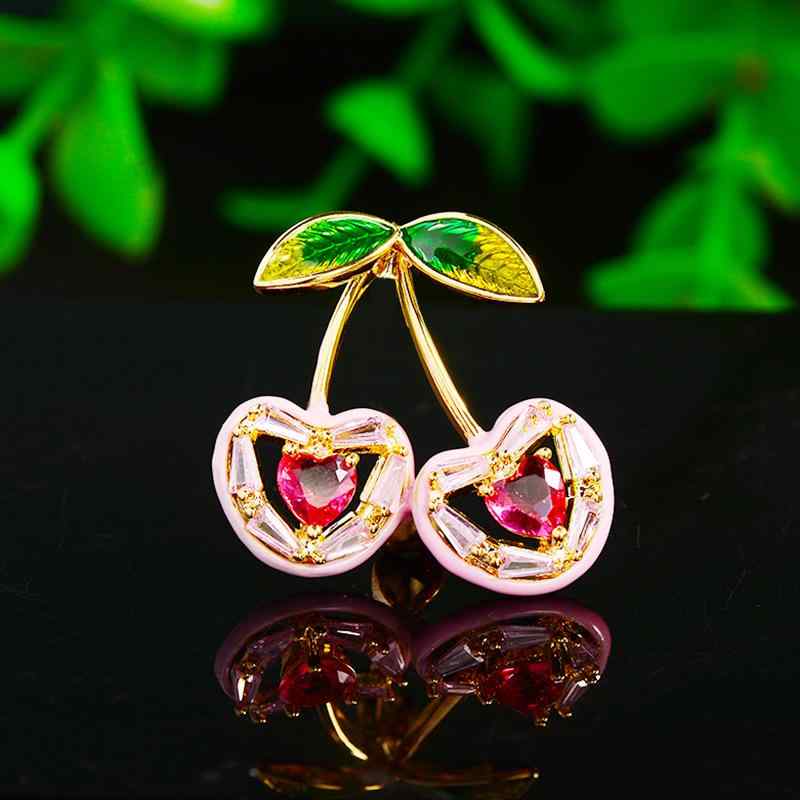 ブローチ レディース 韓流 韓国風 おしゃれ 上品 高級感 かわいい スイート サクランボ チェリー ジルコニア 銅製 電気メッキ加工 マグネット式 襟ピン ピンク ファッション小物