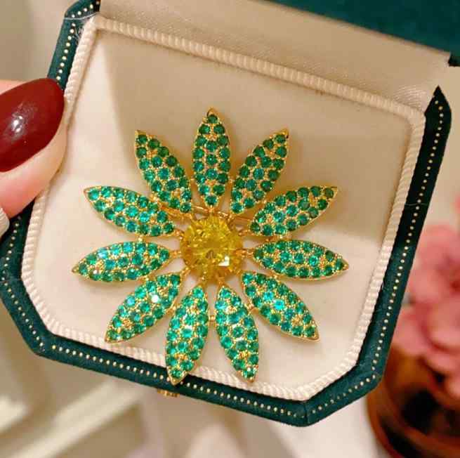 ブローチ 楓の葉 花 ラインストーン 合金製 電気メッキ加工 白系 高級感 エレガント レトロ 多用途 パ..