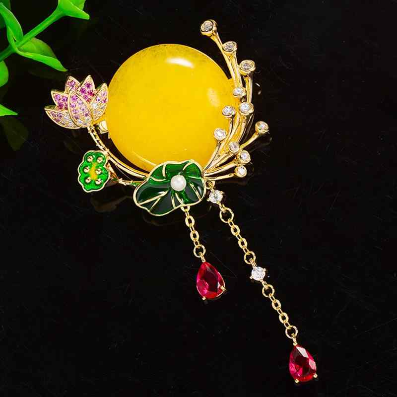 ・カテゴリ: ブローチ・主な素材: 銅、ジルコニア・加工: 電気メッキ、エナメル彩・デザインモチーフ: 花、葉、水滴、幾何学模様・人気要素: 蓮の花、フリル・カラー: ゴールド・スタイル: レトロ、アンティーク風・対象: 女性