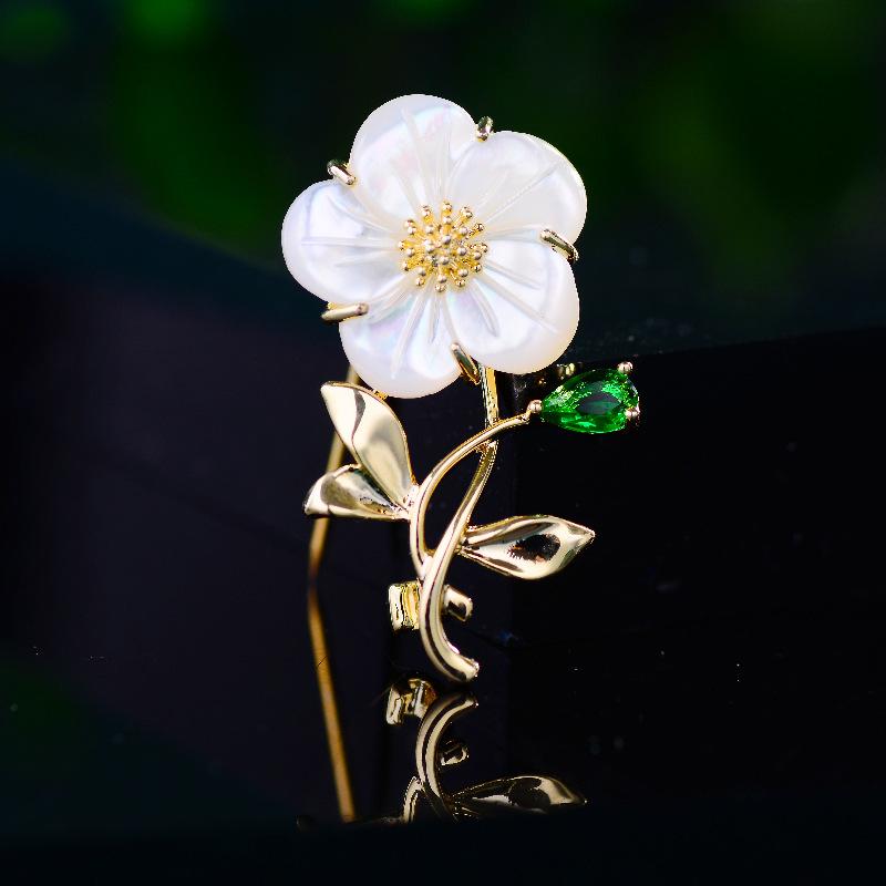 ・カテゴリ: ブローチ・対象: 女性・テイスト: 軽量ラグジュアリー・スタイル: ファッション通勤・素材: 銅・加工: 象嵌・象嵌素材: 貝殻・モチーフ: スズラン・カラー: ゴールド・用途: 記念、装飾、ギフト