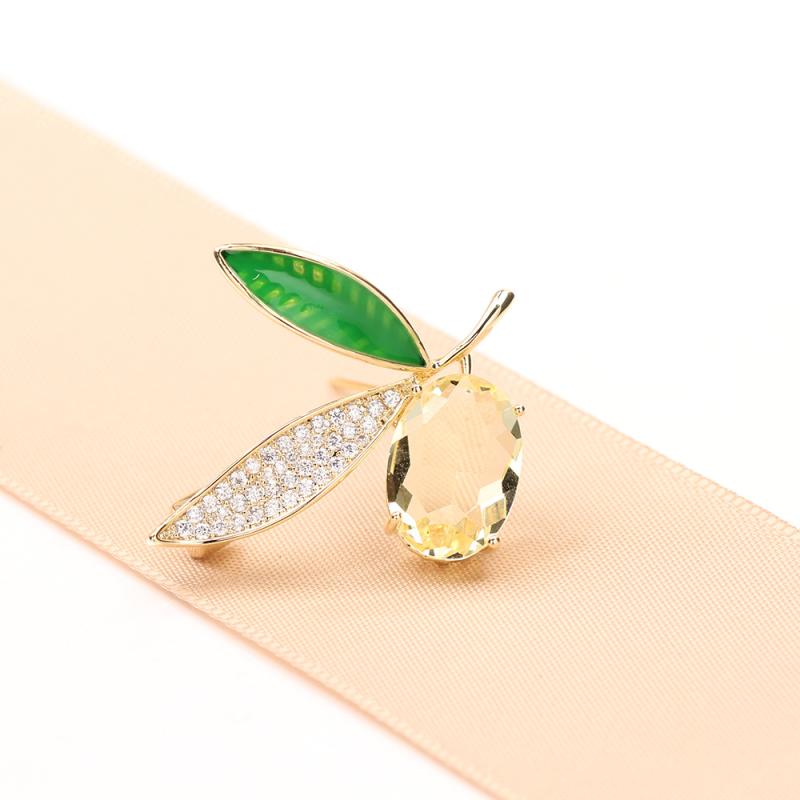 ブローチ ユニセックス レディース レモン フルーツモチーフ 人工クリスタル ラインストーン エナメル加工 イエロー ゴールド シンプル 爽やか ナチュラル かわいい ワンポイント 襟元 胸元 留め具 ストールピン 防犯ピン アクセサリー 春夏 普段使い