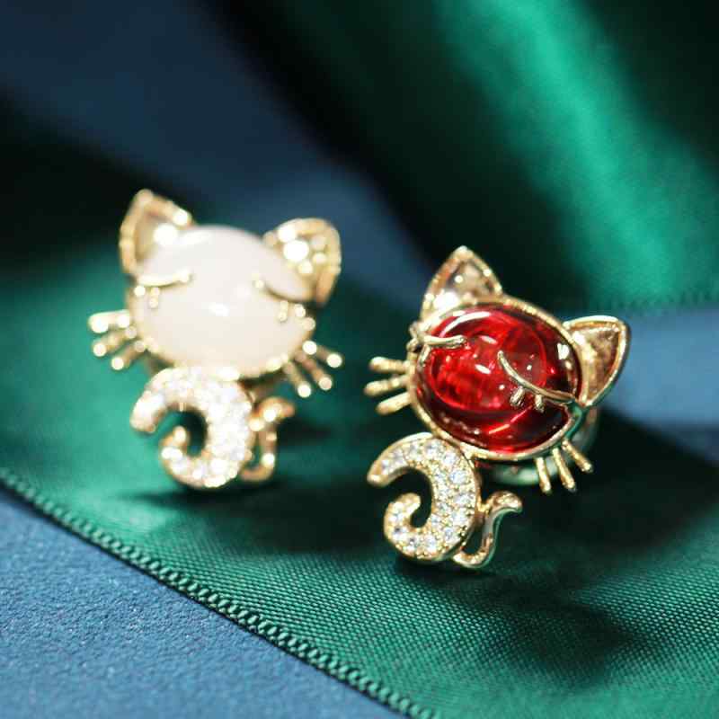 ブローチ 男女兼用 猫 ねこ アニマル かわいい ラインストーン ジルコニア ゴールド レッド ホワイト 銅製 シンプル ミニ 小さめ 襟ピン はだけ防止 留め具 韓国風 日本風