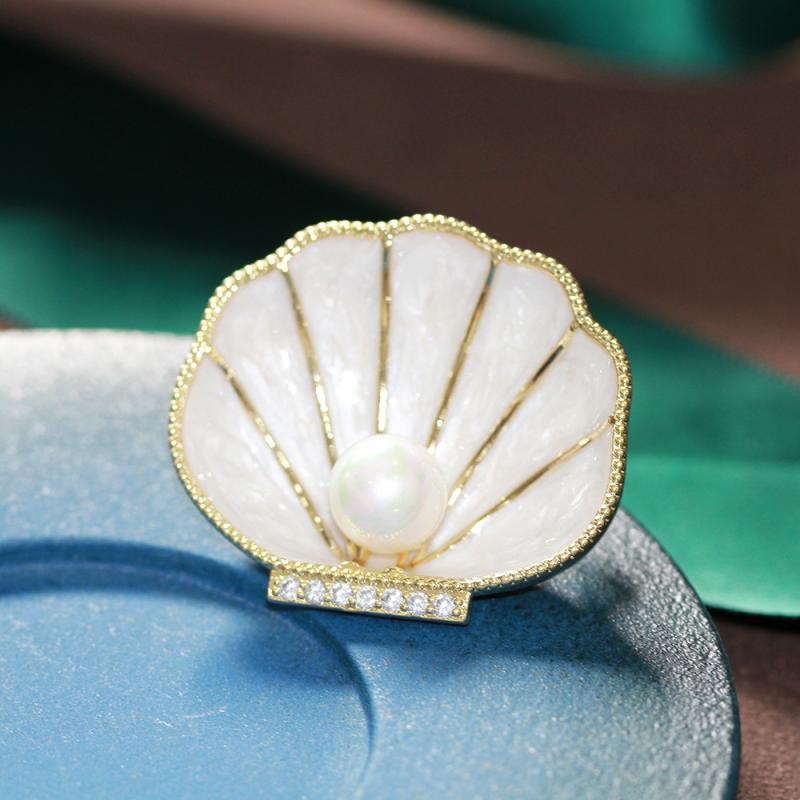 ブローチ レディース 韓国ファッション 上品 エレガント 個性的 おしゃれ エポキシ加工 銅製 白 金色 貝殻モチーフ フェイクパール アクセサリー 小物