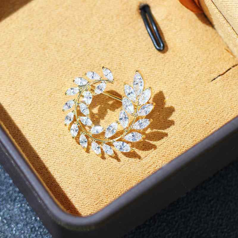 ブローチ レディース 女性用 ラインストーン スリーカラー オリーブ リーフモチーフ Vネック 露出防止 ..