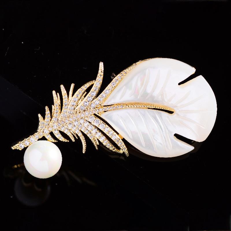 ブローチ レディース 韓国風 パール 羽毛 エレガント 上品 シンプル マザーオブパール ジルコニア ゴールド フォーマル オフィス パーティー 装飾