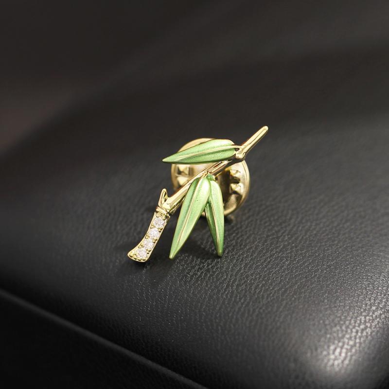 ブローチ 男女兼用 煌めくジルコニア エナメル加工 リーフモチーフ グリーン ゴールド 銅製 エレガント 上品 かわいい 普段使い デイリー ズレ防止 ストールピン 襟元クリップ 多機能