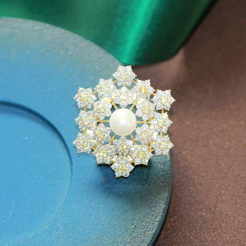ブローチ レディース ジルコニア パール 雪の結晶 フラワーモチーフ スカーフクリップ 2WAY シンプル 上品 エレガント 銅製 ゴールドカラー ジャケット ストール 普段使い フォーマル アクセサリー 服飾小物