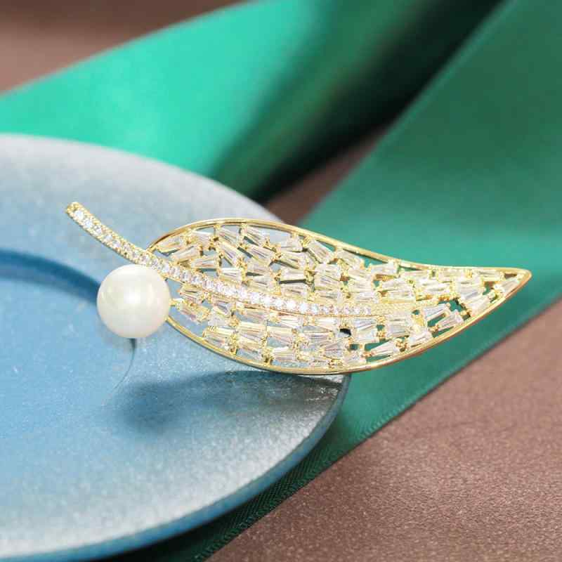 ブローチ レディース 高級感 上質 ライトラグジュアリー マイクロパヴェ ジルコニア リーフ 葉っぱ エレガント スタイリッシュ おしゃれ 普段使い オフィス フォーマル パーティー 華やか ゴールド