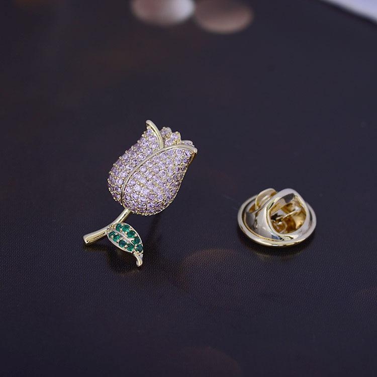 ・カテゴリ: ブローチ・スタイル: 韓国風・対象: レディース・モチーフ: 花・加工方法: 電鍍・主な素材: 銅、ジルコニア・装飾素材: 金メッキ人工宝石、半貴石・カラー展開: ゴールド、ピンクグリーン