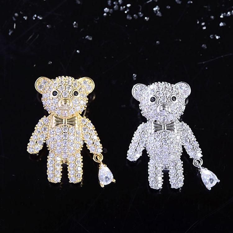 ブローチ 男女兼用 かわいい ジルコニア クマ バッグ モチーフ 韓国風 ファッション トレンド 銅製 電気メッキ加工 ホワイト ゴールド おしゃれ アクセサリー 装飾