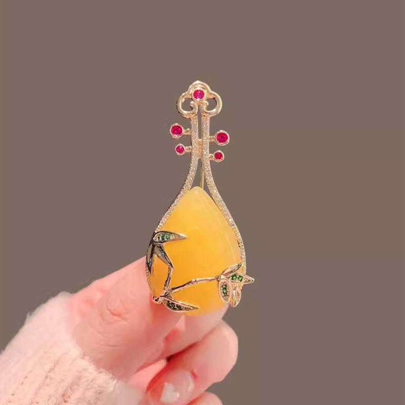 ブローチ レディース 女性用 中国風 古風 レトロ アンティーク 琵琶型 楽器デザイン 高級感 豪華 エレガント ラインストーン 合金製 ちら見え防止 留めピン ストールクリップ イエロー アクセサリー