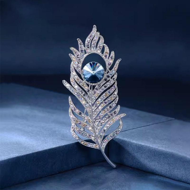 ブローチ レディース 羽毛 フェザー クリスタル 高級感 豪華 上品 エレガント ライトラグジュアリー 華やか パーティー 結婚式 フォーマル 入学式 卒業式 二次会 発表会 スーツ ジャケット 合金 ブルー系 コサージュ