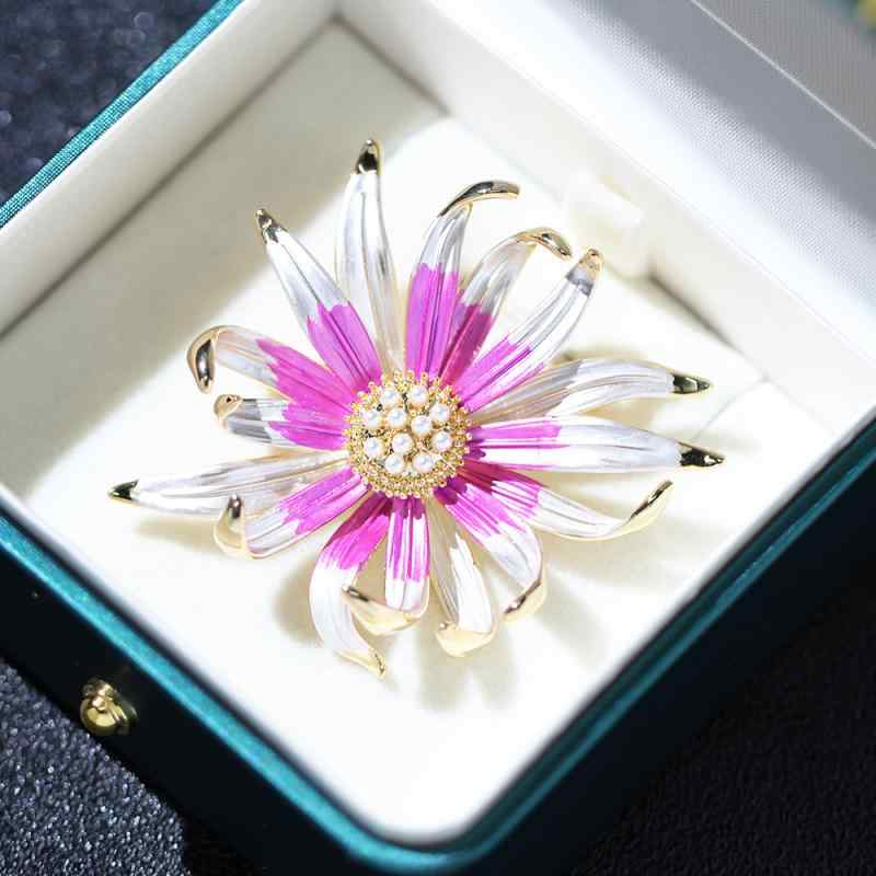 ブローチ レディース 野菊モチーフ 上品 シンプル エナメル加工 二色 立体フラワー エレガント 万能 フェイクパール 銅製 金色 緑 ピンク レトロ 花デザイン ピン プレゼント