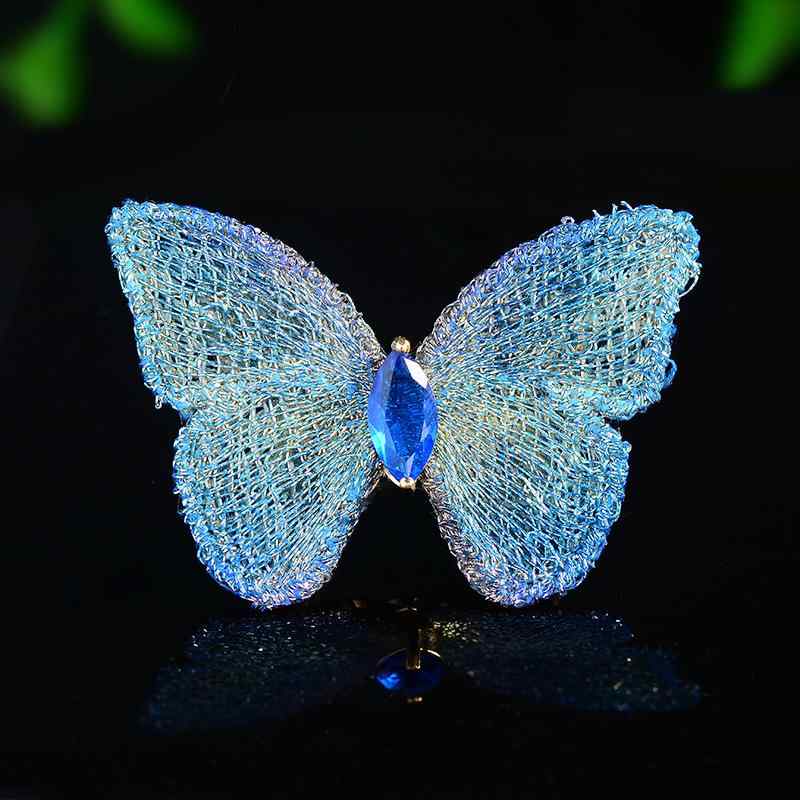 ブローチ レディース 蝶 バタフライ 昆虫モチーフ レトロ アンティーク調 クラシカル 古風 カーディガン ショール ドレス ワンピース フォーマル 装飾品 贈答品 ギフト ジルコニア 銅 電気メッキ加工 ブルー グリーン パープル