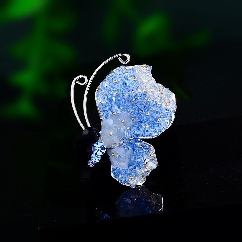 ブローチ レディース アンティーク調 蝶 昆虫 モチーフ ブルーグリーン 銅製 ラインストーン 電気メッキ加工 高級感 ファッション 通勤 アクセサリー ピンブローチ