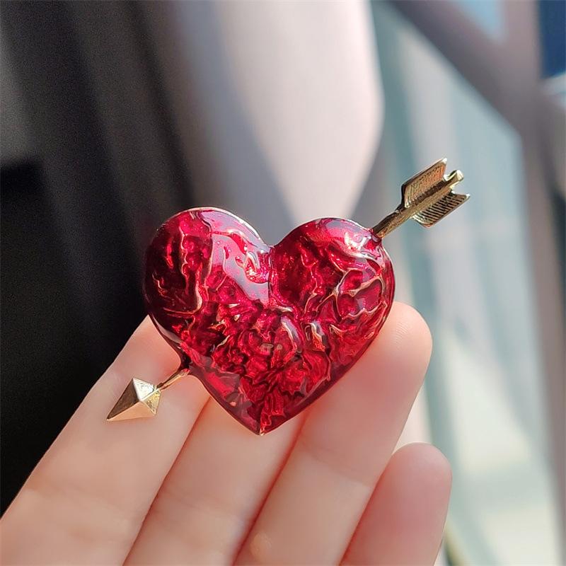 ブローチ 男女兼用 矢モチーフ ハートデザイン 合金製 電気メッキ加工 エナメル仕上げ 繊細 上品 ワン..