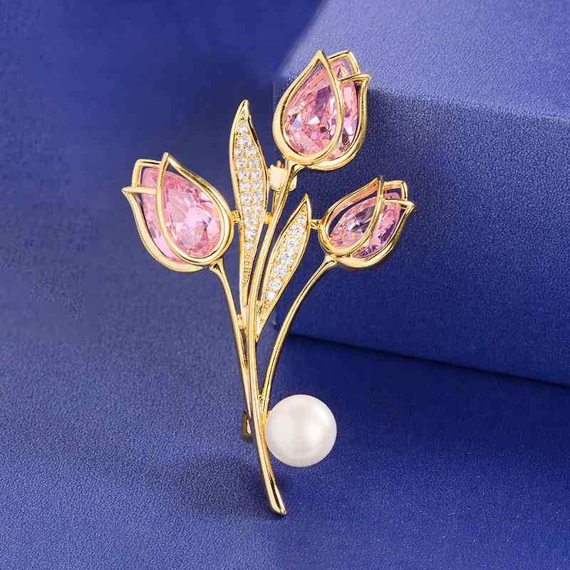 ブローチ レディース チューリップ 淡水パール ジルコニア 3輪 フラワーモチーフ エレガント 上品 大人女性 フォーマル 結婚式 入学式 卒業式 パーティー コサージュ ピンブローチ アクセサリー 銅製