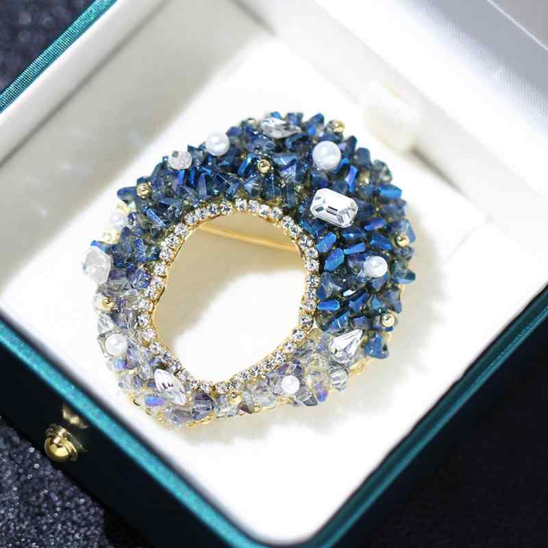 ブローチ レディース 合金製 金メッキ フェイククリスタル 幾何学模様 バイカラー切り替え シンプル 高級感 上品 エレガント おしゃれ 万能 デイリーユース ラペルピン コサージュ 胸元カバー ゴールド系 ブルー ブラック