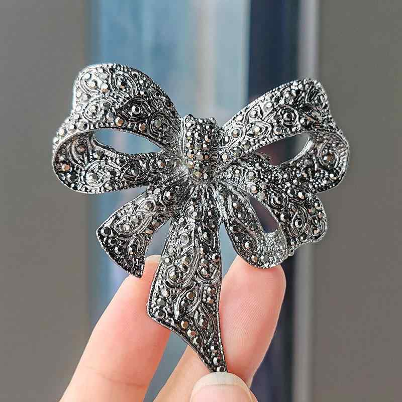 ブローチ レディース 欧米風 高級感 ガンメタルブラック パール 合金製 リーフ フラワー モチーフ エレガント 上品 華やか ファッション小物 アクセサリー フォーマル カジュアル 結婚式 パーティー 卒業式 入学式 プレゼント