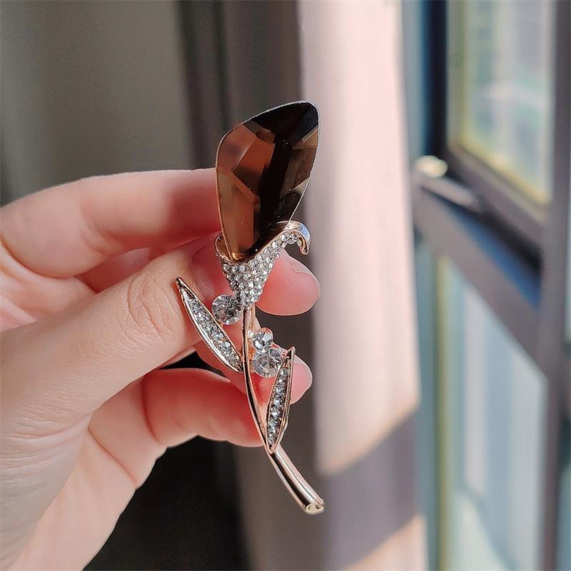ブローチ レディース 女性用 韓国風 合金製 クリスタル装飾 チューリップ フラワー ピンブローチ おしゃれ 普段使い デイリーユース オフィス カジュアル フォーマル 華やか 上品 ファッション小物 シャンパンカラー ゴールド パープル