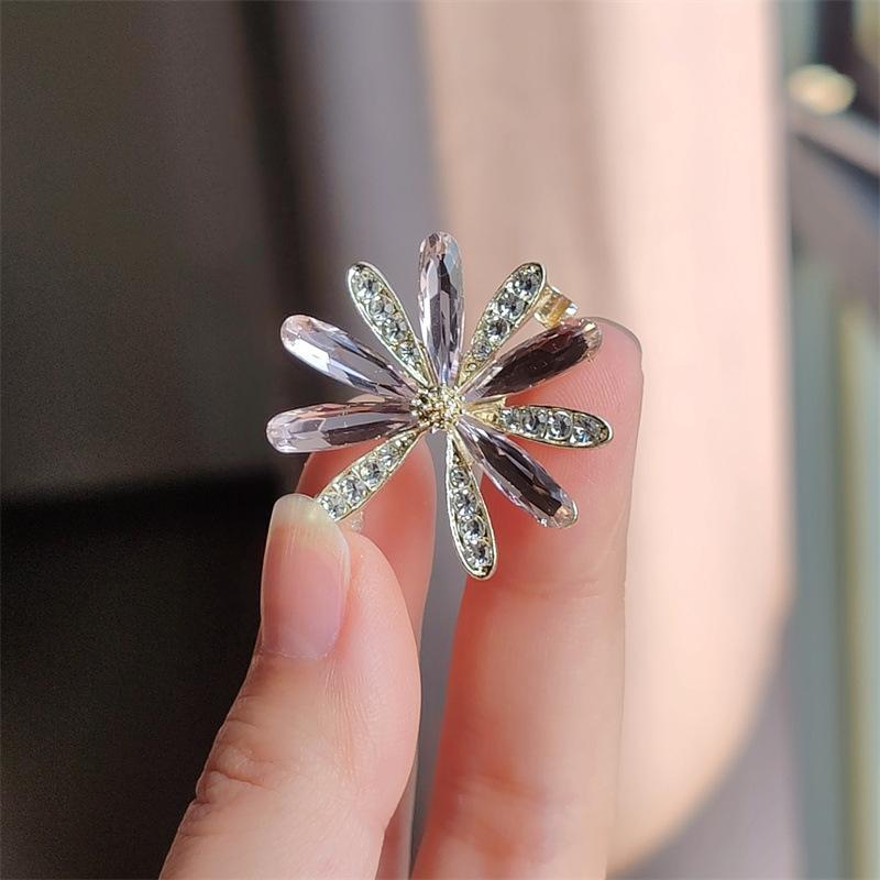 ブローチ レディース デイジー 雛菊 花 アクセサリー 上品 エレガント 高級感 合金製 電気メッキ加工 万能 通勤 オフィス フォーマル カジュアル ジャケット スーツ 胸元カバー ワンポイント 装飾