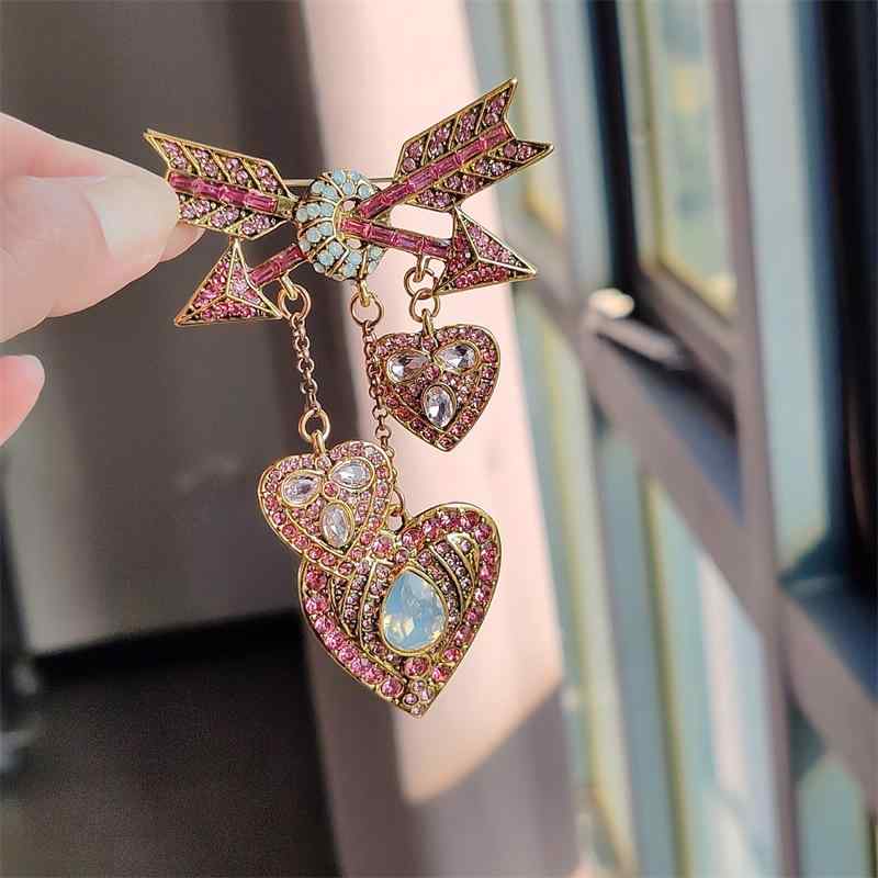 ブローチ レディース 女性用 キューピッドの矢 ハートモチーフ フリンジ タッセル 重厚感 デザイン性 ..