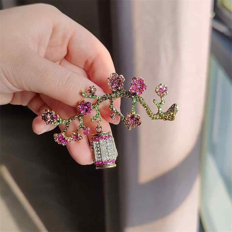 ブローチ レディース 梅の花 フラワーモチーフ ラインストーン レトロ ヴィンテージ 欧米風 合金 電気メッキ加工 パーティー 結婚式 フォーマル 入学式 卒業式 アクセサリー ファッション小物 上品 エレガント 華やか 大人かわいい ピンブローチ