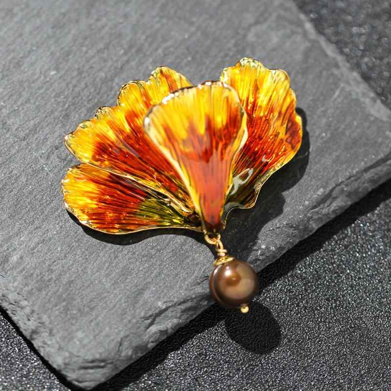 ブローチ レディース 高級感 レトロ 個性的 滴油加工 グラデーション イチョウ葉 リーフモチーフ 大ぶり 立体 変形パール ゴールドカラー 銅製 アンティーク調 秋冬 ストールクリップ ギフト プレゼント