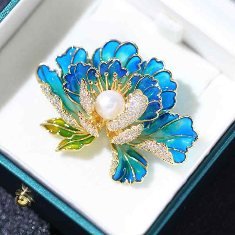 ・素材: 銅・形状: 花・加工方法: 電鍍・カラー展開: 金台座ブルー、金台座ピンク、金台座パープル・機能: 記念品、装飾、ギフト、胸元カバー、固定・スタイル: ライトラグジュアリー、ファッション通勤・対象: 女性・種類: ブローチ・流行要...