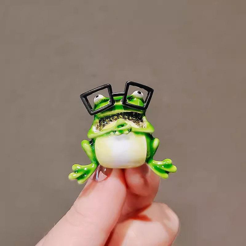 ブローチ レディース 女性用 日本風 アニメ おとぼけ 眼鏡カエル かわいい 個性的 おしゃれ 合金製 エ..