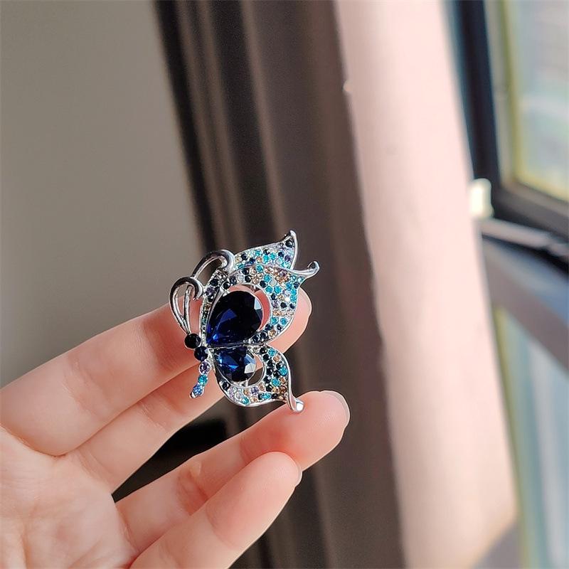 ブローチ レディース 蝶 昆虫モチーフ レトロ 欧米風 アンティーク ジルコニア ラインストーン 高級感 おしゃれ 合金 スーツ ジャケット フォーマル カジュアル 結婚式 パーティー ブルー パープル 男女兼用