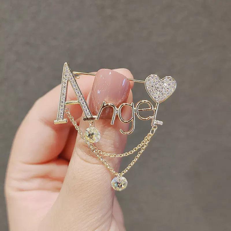 ブローチ レディース ファッション 合金 ジルコニア アルファベット タッセル ハート 個性的 エレガント 上品 スーツ ジャケット フォーマル カジュアル 胸元 ワンポイント アクセサリー