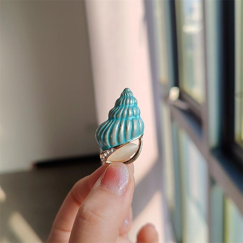 ブローチ 男女兼用 ミニシェル 巻き貝 エナメル加工 合金製 淡いブルー 動物モチーフ かわいい おしゃ..