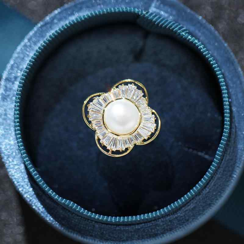 ブローチ レディース 上品 シンプル エレガント 高見え 金メッキ ジルコニア 天然淡水パール 四つ葉のクローバー リーフ フラワーモチーフ 襟元ピン 固定用 留め具 ゴールド系 ワンポイント アクセサリー ファッション