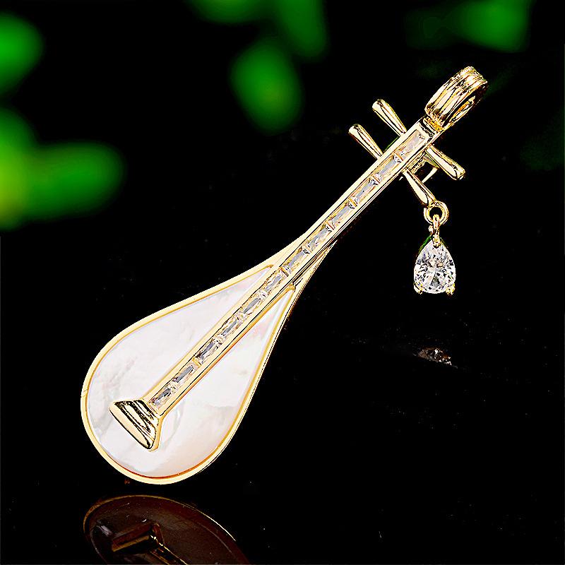 ブローチ レディース 琵琶モチーフ 中国風 エレガント レトロ 貝殻 ジルコニア 象嵌 銅製 金色 電気メ..