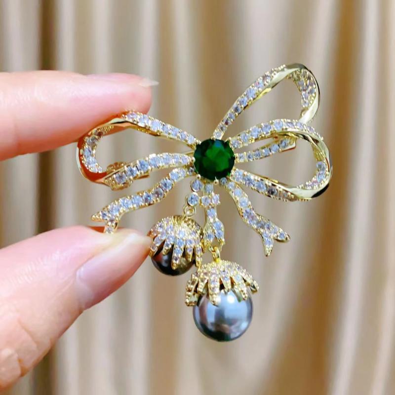 ブローチ レディース 宮廷風 リボン フラワー ジルコニア グリーンクリスタル ゴールドカラー 電気メッキ加工 ファッション 高級感 エレガント 谷間見え防止 普段使い アクセント