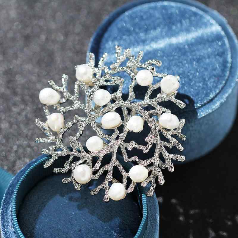 ブローチ レディース 個性的 アシンメトリー 華やか 存在感のある 天然パール パール 雪の結晶 幾何学模様 胸元カバー はだけ防止 シルバー 電気メッキ加工