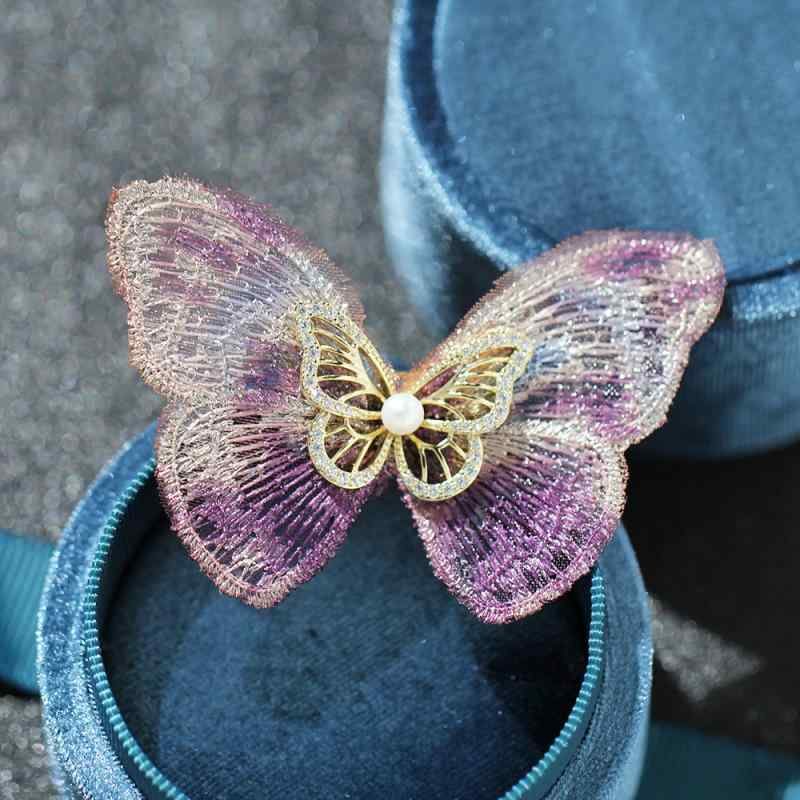 ブローチ レディース 女性用 上品 個性的 布製 蝶 バタフライ 羽根飾り パール ゴールドメッキ 電気メッキ加工 銅製 パープル 普段使い オフィス カジュアル フォーマル 結婚式 入学式 卒業式