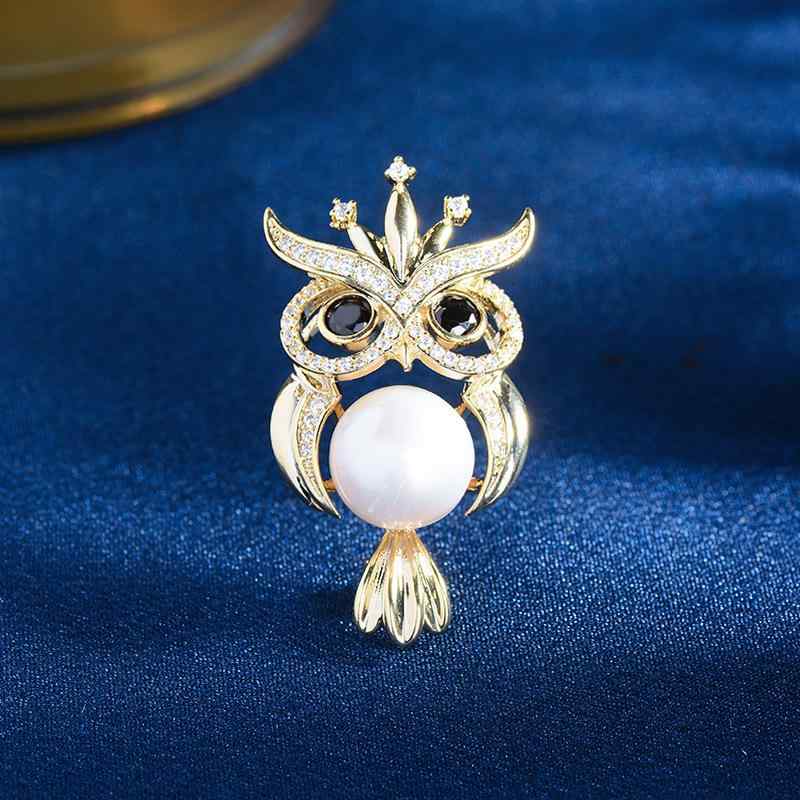 ブローチ 男女兼用 ユニセックス フクロウモチーフ 淡水パール ジルコニア ゴールド 銅製 電気メッキ加..