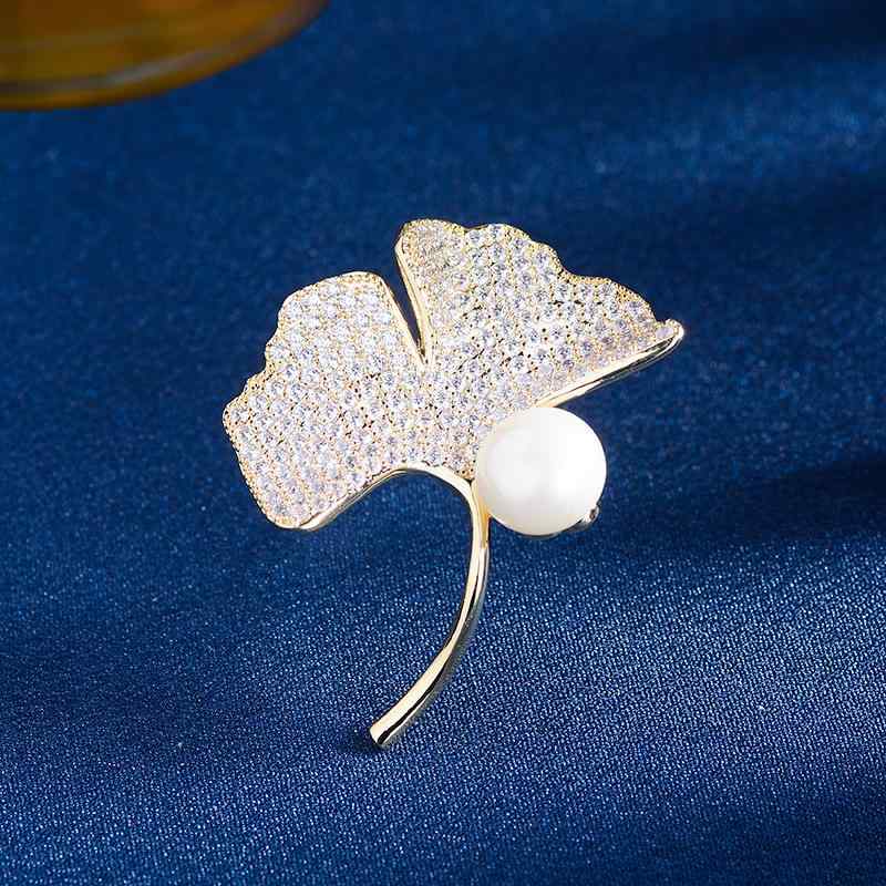 ブローチ レディース イチョウ葉 リーフ 淡水パール ジルコニア 銅製 電気メッキ加工 上品 エレガント ゴールド シルバー 万能 普段使い 通勤 スーツ プレゼント アクセサリー