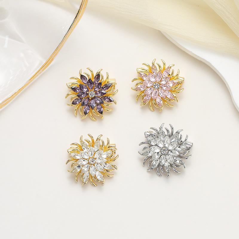 ブローチ レディース 高級感 花 フラワーモチーフ 亜鉛合金製 電気メッキ加工 ゴールドカラー ピン跡残らない 固定クリップ 襟元 はだけ防止 胸元アクセサリー ギフト