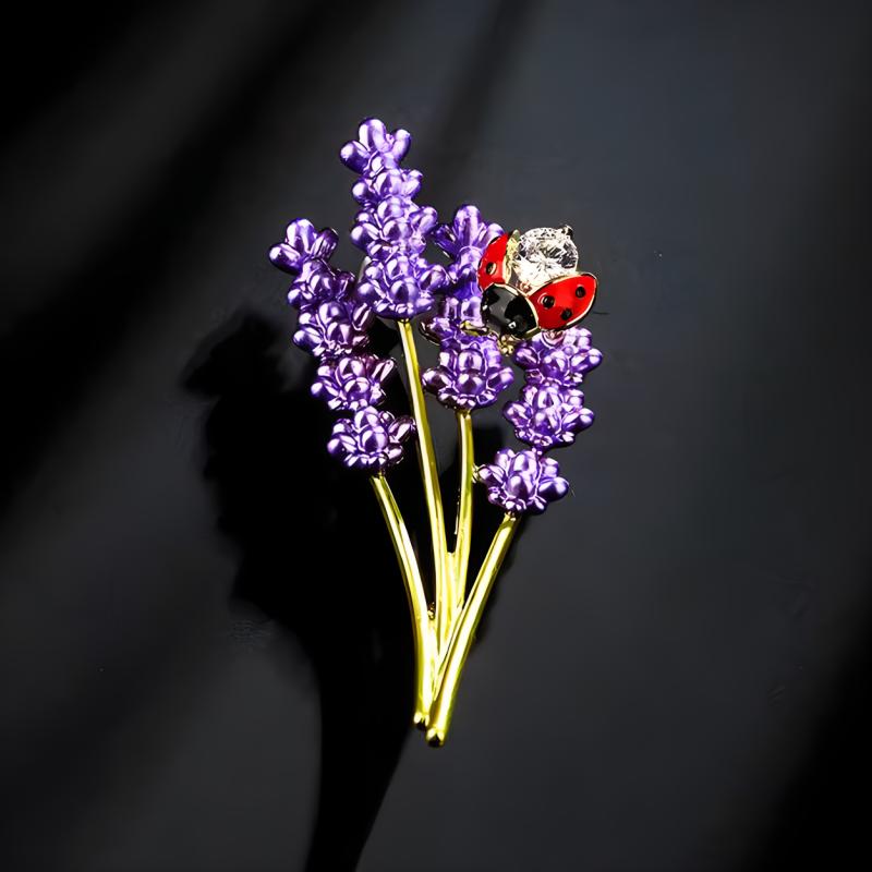 ブローチ レディース 女性用 ラベンダー テントウムシ 昆虫モチーフ 高級感 デザイン性 個性的 エレガント 上品 韓国風 大人かわいい コサージュ ラペルピン ジャケット スーツ アウター 普段使い 合金製 エナメル サマー