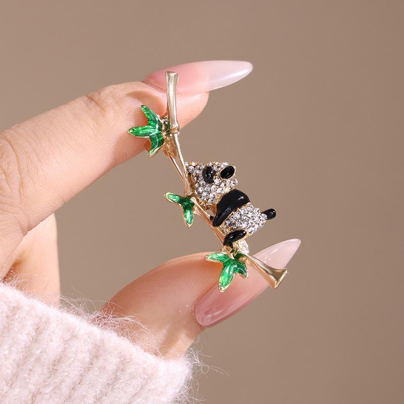 ブローチ ピン レディース 女性用 パンダ 竹 中国風 上品 高級感 開運 縁起物 ストール留め 露出防止 ..