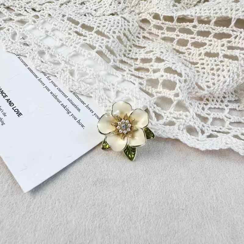 ブローチ レディース クチナシ 花 フラワー 露出防止 胸元カバー エナメル加工 ラインストーン付き かわいい 韓国風 上品 華やか アクセサリー ピン コサージュ 女性用 結婚式 入学式 卒業式 パーティー ドレスアップ 春夏