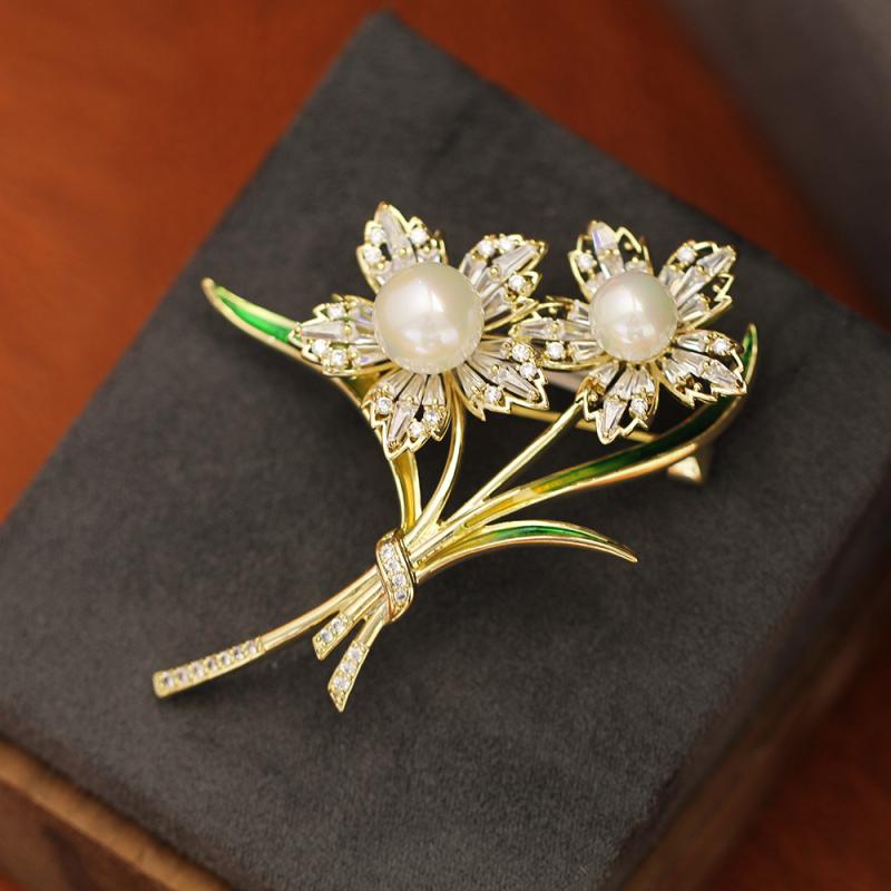 ブローチ レディース 高級感 ジルコニア 双生花 エレガント 金メッキ エナメル フラワー 胸元カバー 普段使い パーティー フォーマル 銅製