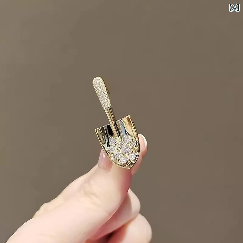 way-ugoのブローチ レディース 煌めくジルコニア 金シャベル型 ユニークデザイン 上品 高級感 繊細 アクセサリー 合金製 フォーマル カジュアル 秋冬｜アングル2