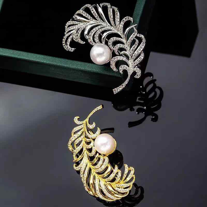 ブローチ 男女兼用 羽毛 フェザー おしゃれ 個性的 デザイン 高級感 優雅 亜鉛合金 ゴールド シルバー 普段使い パーティー フォーマル 結婚式 二次会 オフィス コサージュ ピンバッジ アクセサリー